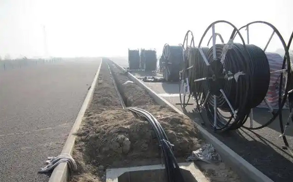 碌曲光缆施工如何应对复杂地形布线难题？